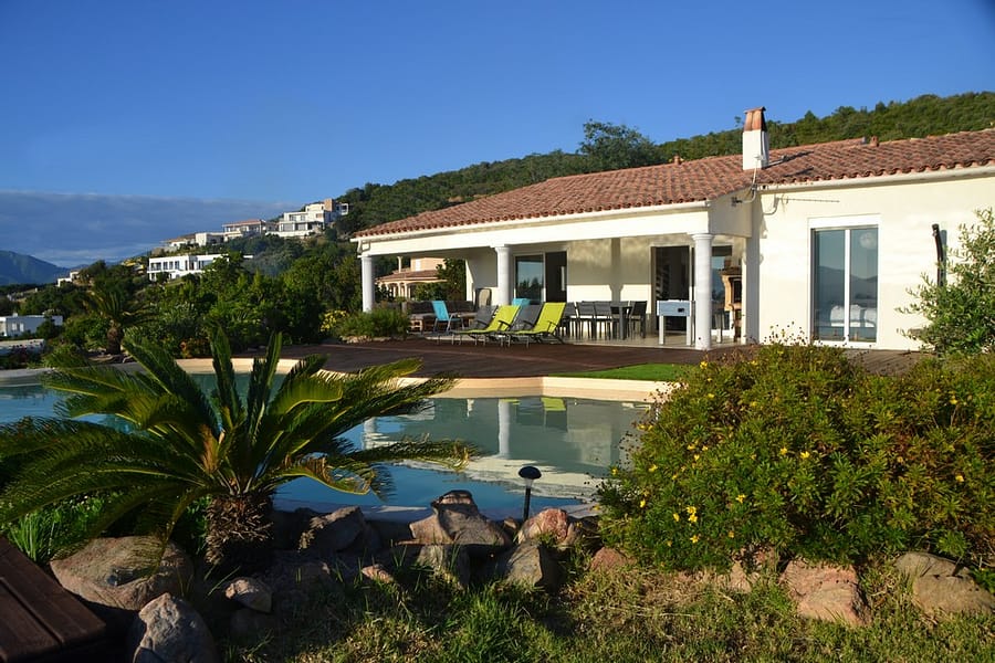 Villa avec piscine, terrasse et jardin arboré