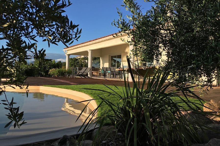 Villa avec piscine, terrasse et jardin arboré